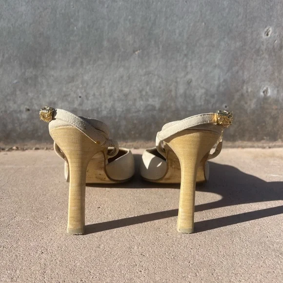 Gucci Low Heel. Gold Tiger Ankle Strap Accent. Square toe. Cream & black